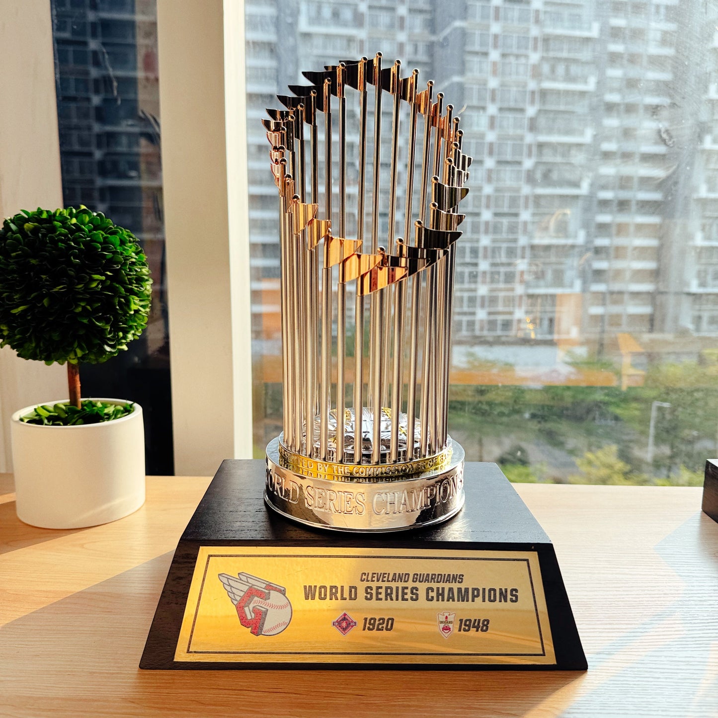 [MLB] Cleveland Cavaliers World Series Commissioner's Trophy 11.8"(30cm) With Wooden Base