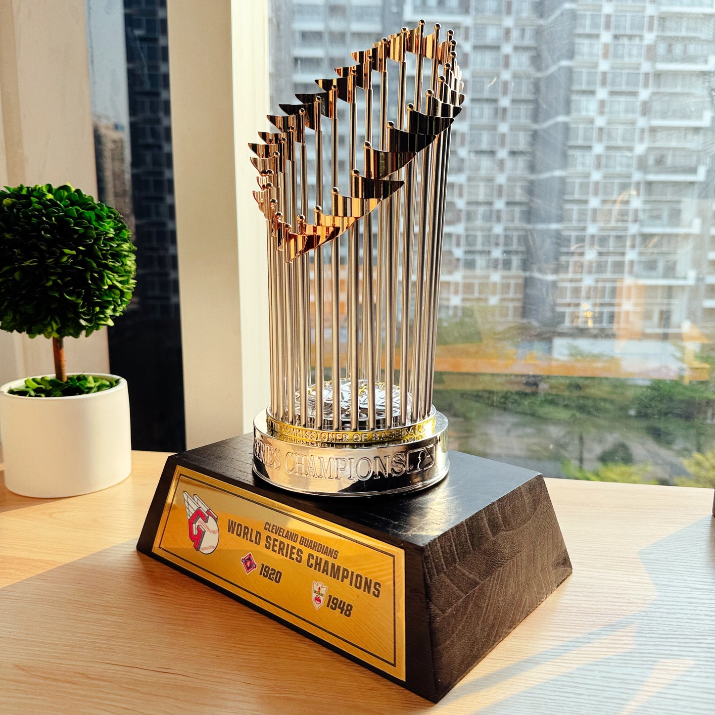 [MLB] Cleveland Cavaliers World Series Commissioner's Trophy 11.8"(30cm) With Wooden Base