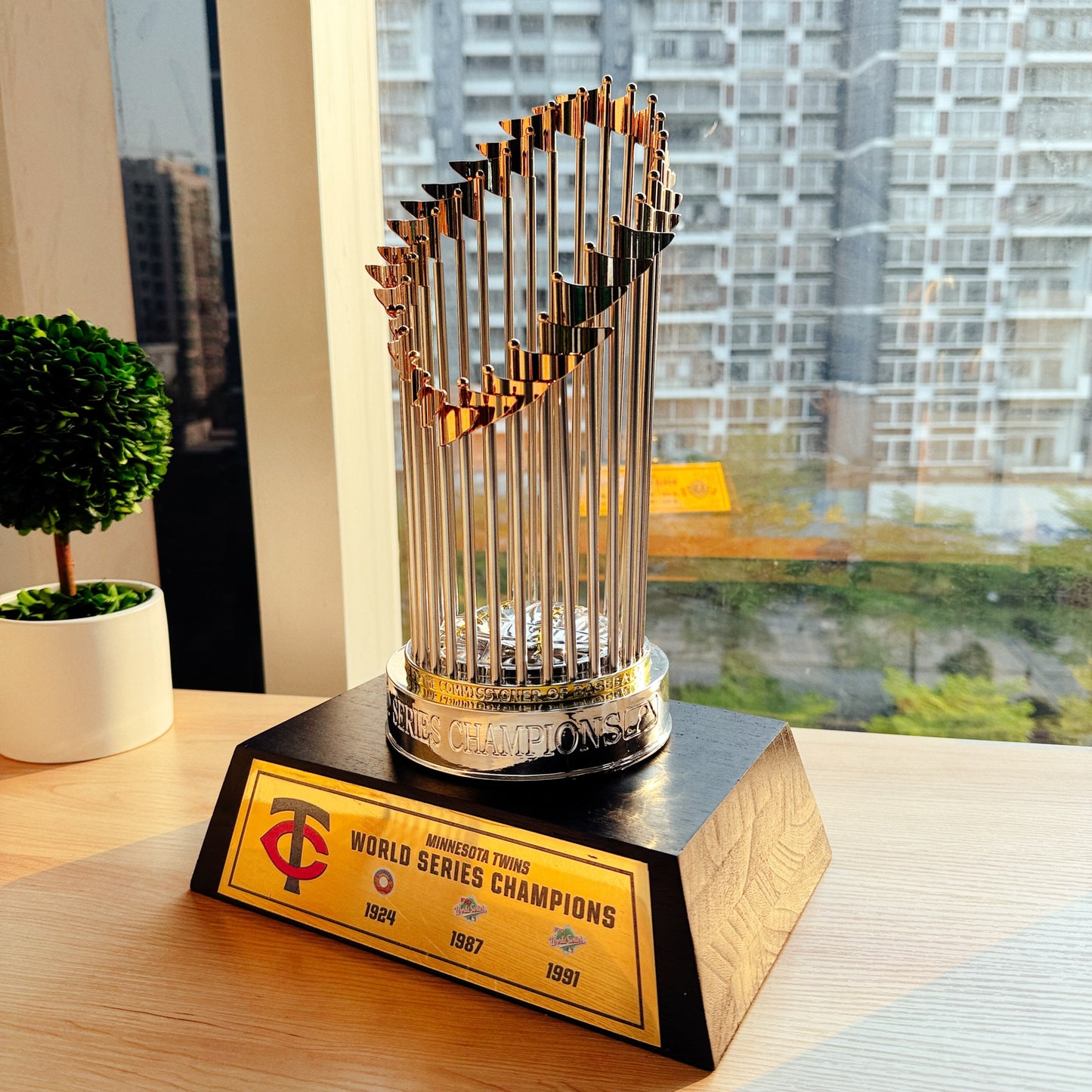 [MLB] Minnesota Twins World Series Commissioner's Trophy 11.8"(30cm) With Wooden Base