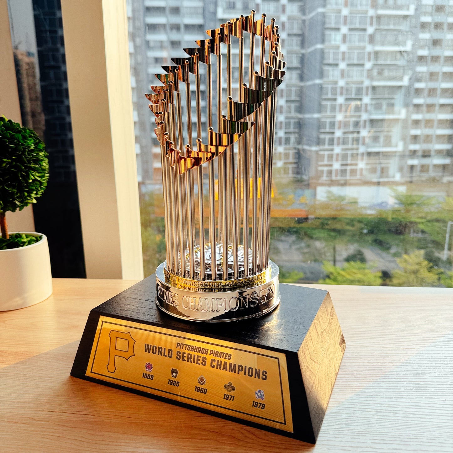 [MLB] Pittsburgh Pirates World Series Commissioner's Trophy 11.8"(30cm) With Wooden Base