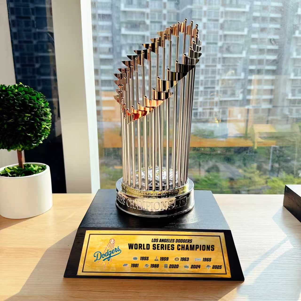 [MLB] Los Angeles Dodgers World Series Commissioner's Trophy 11.8"(30cm) With Wooden Base