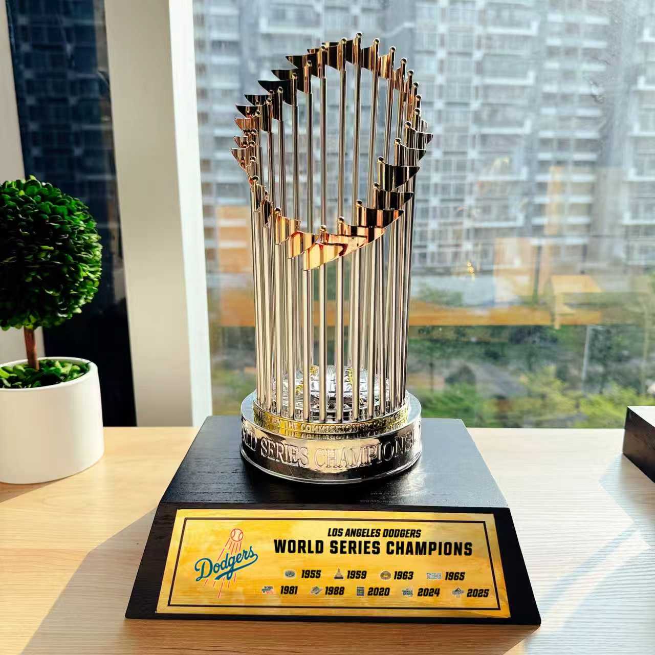 [MLB] Los Angeles Dodgers World Series Commissioner's Trophy 11.8"(30cm) With Wooden Base